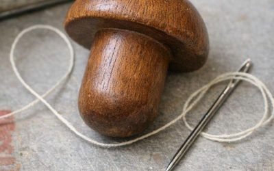 J’ai trouvé cet objet en bois lisse dans une vieille boîte à couture. Il a la forme d’un champignon, mais son manche est trop court pour servir de pilon.Consultez le premier commentaire pour plus de détails