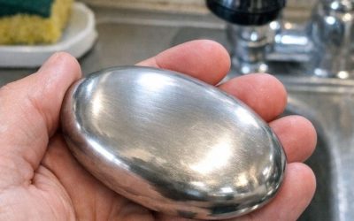 J’ai vu ça lors d’une vente de succession, près de l’évier de la cuisine. Ça ressemble à un savon, mais c’est en métal massif et ça n’a aucune odeur.