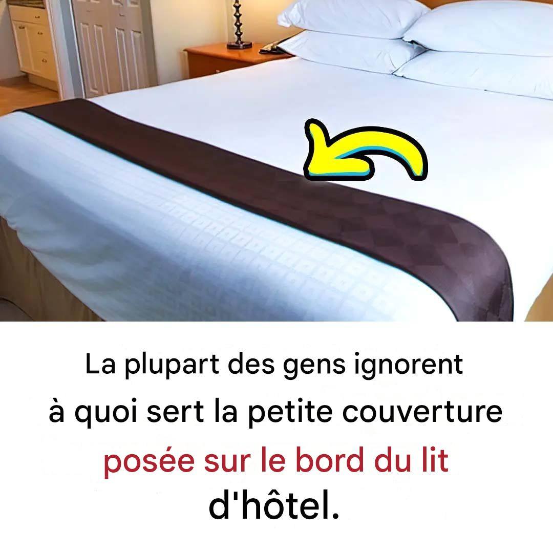 À quoi sert une petite couverture posée sur le bord d’un lit d’hôtel ?