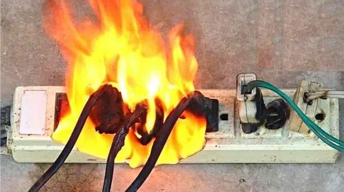 Multiprise : 9 Appareils à Ne Jamais Brancher Dessus (Vous Risquez l’Incendie).