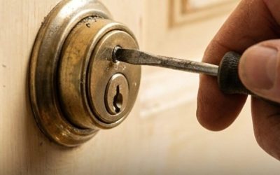 Pendant que des squatteurs remplaçaient les serrures, l’intervention courageuse des voisins a permis d’éviter le pire