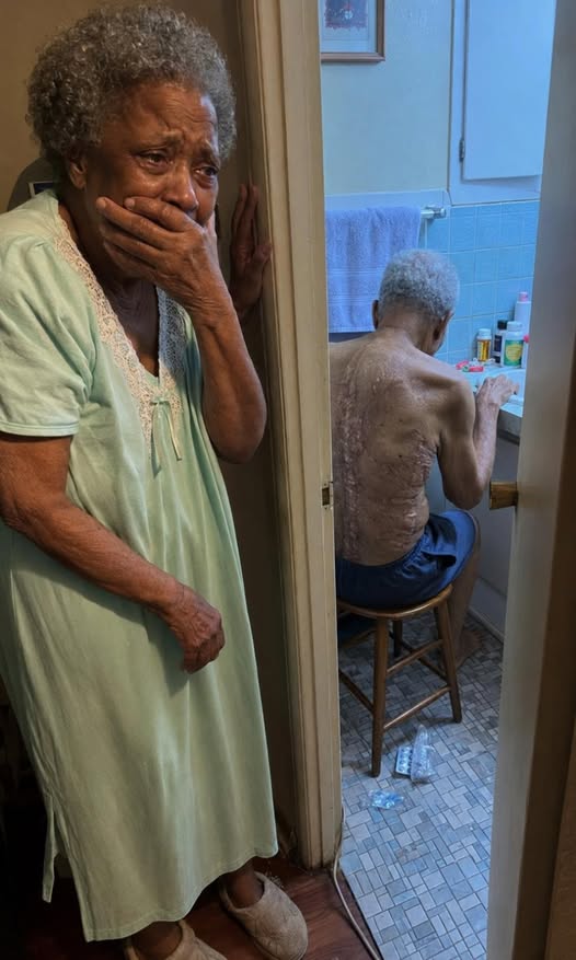 Pendant trente-cinq ans, mon mari s’enfermait dans la salle de bain tous les matins à 4 heures. Et la nuit où j’ai finalement regardé par le trou de la serrure, j’ai découvert pourquoi il murmurait toujours : « Je fais ça pour te protéger. » « Si vous me demandez encore une fois ce que je fais là-dedans à quatre heures du matin, je vous jure que je quitte cette maison. » Voilà ce que mon mari m’a dit après trente-cinq ans de mariage. Je m’appelle Eleanor Mitchell. J’ai soixante-dix-huit ans et, pendant plus de la moitié de ma vie, j’ai dormi aux côtés d’un homme que je croyais connaître parfaitement. Nous vivions dans une modeste maison en briques du sud de Chicago, le genre de maison construite lentement au fil des décennies à force d’heures supplémentaires, de remboursements d’impôts, de deuxièmes hypothèques et de sacrifices. Mon mari, Richard, était le genre d’homme sur lequel on pouvait compter. Calme. Travailleur. Le genre d’homme qui ne buvait jamais trop, qui n’élevait jamais la voix, qui ne causait jamais de problèmes. Tout le monde me disait que j’avais de la chance. Je l’ai rencontré en 1969 lors d’une collecte de fonds organisée par l’église. Il avait vingt-cinq ans et travaillait dans une usine de fabrication d’acier près de Gary, dans l’Indiana. J’avais vingt-deux ans et je vivais encore sous la stricte autorité de mon père. Nous nous sommes mariés au printemps suivant et avons élevé deux enfants ensemble, Michael et Claire. Nous n’avons jamais connu le luxe, mais nous avons survécu à toutes les épreuves que la vie nous a réservées. Pourtant, Richard avait une habitude qui, petit à petit, me vidait de mon énergie intérieure. Chaque matin, sans exception, il se réveillait à quatre heures précises. Il quittait discrètement notre lit, traversait le couloir du fond jusqu’à la salle de bain du rez-de-chaussée près de la buanderie, verrouillait la porte derrière lui et y restait pendant près d’une heure. Au début, j’ai supposé que c’était un problème d’estomac. Plus tard, je me suis demandé s’il priait… s’il pleurait… s’il cachait une addiction… ou même s’il parlait à quelqu’un en secret. Mais rien de tout cela n’avait de sens. Il ne sentait pas l’alcool. Il ne fumait jamais. Il ne rentrait jamais tard. Il n’avait pas d’amis avec qui il disparaissait. Richard vivait comme un homme terrifié à l’idée de commettre des erreurs. Le plus étrange n’était pas la routine elle-même. C’était le silence. Parfois, j’entendais l’eau couler doucement. Des flacons de médicaments qui tapotaient dans l’évier. Des emballages en plastique qui s’ouvraient. Et de temps en temps, un son étouffé lui échappait, entre un gémissement et un cri étouffé. La première fois que je lui ai posé la question directement, son visage est devenu tout pâle. « C’est mon estomac, Eleanor », dit-il sèchement. « S’il vous plaît, ne posez pas de questions. » Alors j’ai arrêté de poser des questions. Voilà comment on a élevé les femmes de ma génération. Ne pas s’immiscer dans la vie privée de son mari. Ne pas embarrasser son mari. Ne pas ouvrir des portes qu’il vaudrait mieux laisser fermées. Mais il y avait d’autres choses. Richard ne portait jamais de manches courtes. Même pas pendant les étés caniculaires de Chicago, où l’humidité vous collait à la peau comme un linge mouillé. Il ne se changeait jamais devant moi. Lors de nos moments d’intimité, il exigeait que toutes les lumières restent éteintes. Et si je l’enlaçais soudainement par derrière, tout son corps se raidirait comme de la pierre. Un soir, une fois les enfants grands et partis, j’ai fini par exploser. « Avez-vous une autre femme ? » La cuillère lui glissa des mains et tomba avec fracas dans le bol à soupe. Il me fixait avec une peur pure dans les yeux. «Ne dites pas ça.» «Alors dis-moi ce que tu caches.» À ma grande surprise, Richard se leva de table en tremblant. Et puis il a pleuré. En trente ans, je n’avais jamais vu mon mari pleurer. « Je le cache pour te protéger », murmura-t-il. Cette phrase m’a glacé le sang plus que n’importe quel aveu n’aurait pu le faire… Ceci fait partie de l’histoire. Si vous souhaitez lire l’histoire complète, écrivez « OK » dans les commentaires ci-dessous. Ensuite, appuyez sur « Voir tous les commentaires » et consultez mon premier commentaire pour lire l’histoire complète.