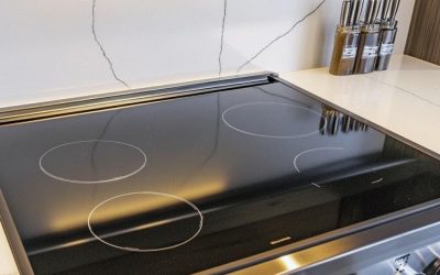 La plupart des gens font mal cela : la bonne façon de nettoyer une plaque de cuisinière en verre — rapidement !