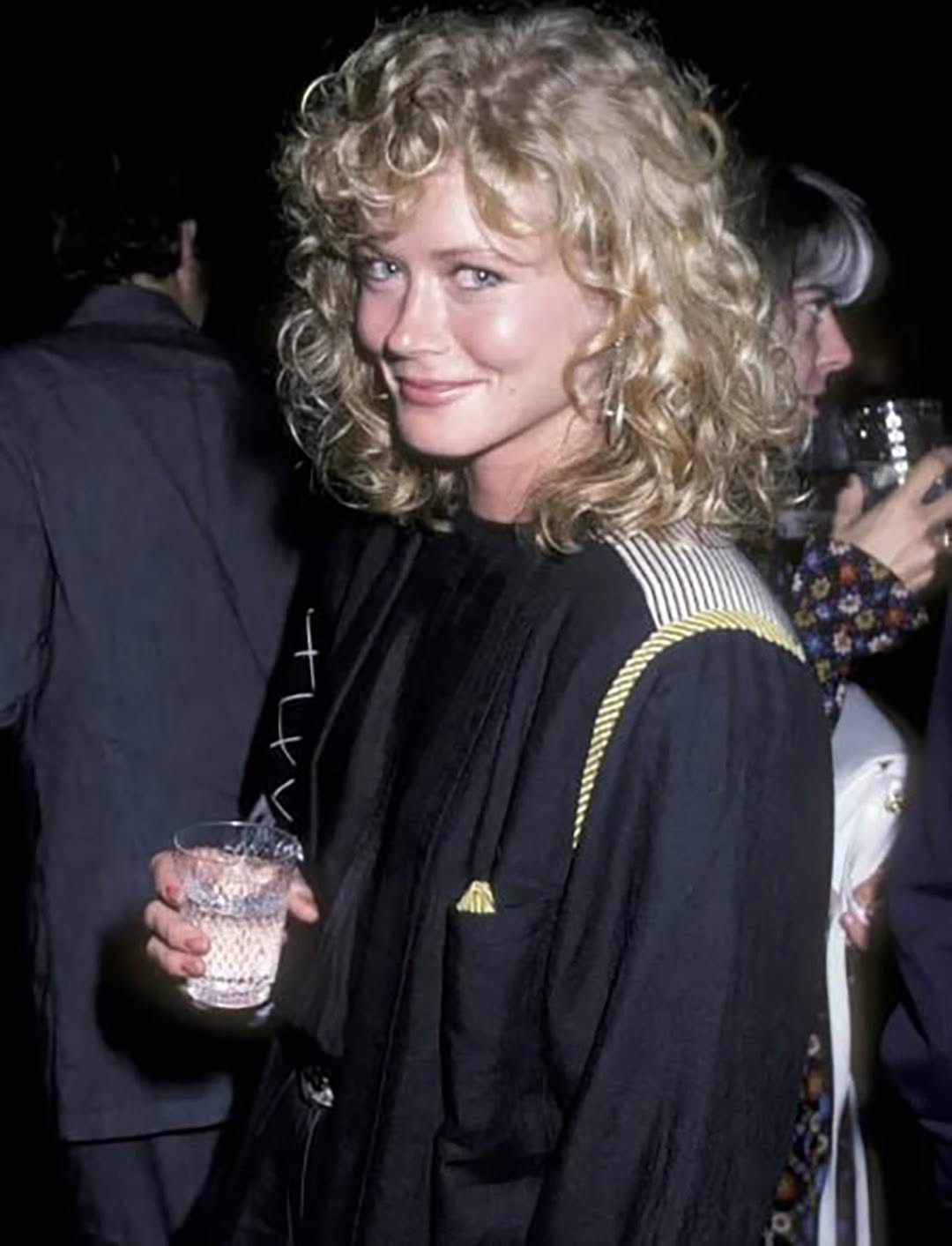 À 66 ans, elle continue d’éblouir : 😍🔥 Ses fans sont émerveillés par sa beauté intemporelle 💣❤️ – Voilà à quoi elle ressemble maintenant ! Consultez le premier commentaire pour voir ses photos récentes. 👇🏻