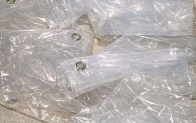 Ces doublures de rideau de douche en plastique bon marché sont plus utiles que vous ne le pensez. Voici 10 façons astucieuses de les réutiliser.