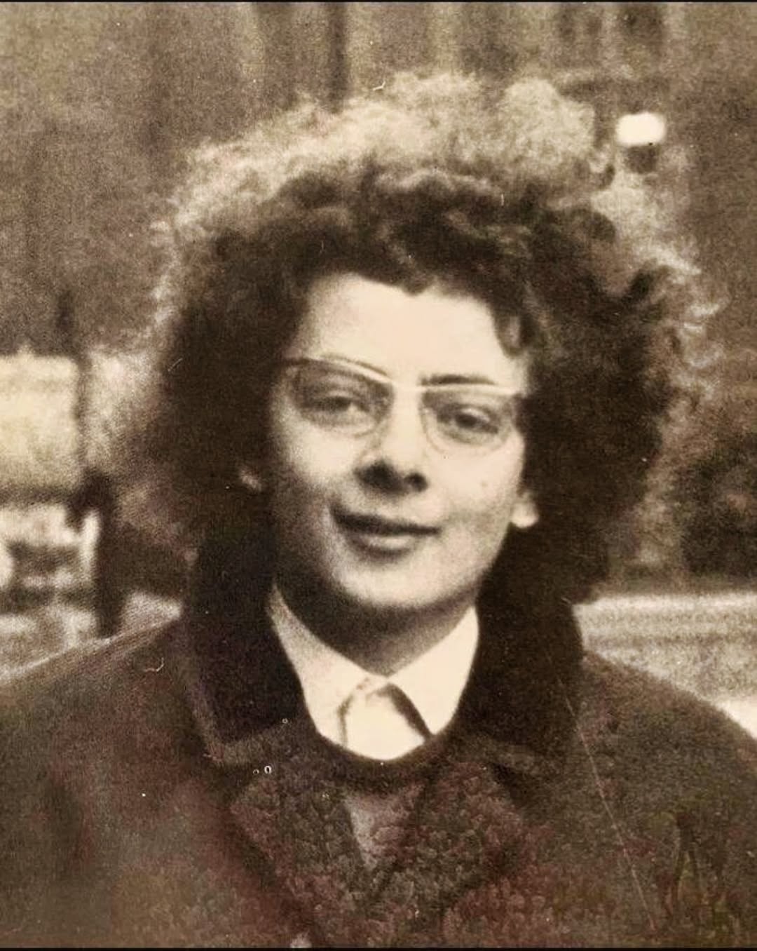 Pouvez-vous deviner qui il est ? 😲 Aujourd’hui, nous célébrons l’anniversaire de ce légendaire comédien britannique, né en 1955 ! 🌟 Cette rare photo de jeunesse le montre bien avant que son personnage iconique de farceur silencieux et ses rôles inoubliables de slapstick ne fassent de lui un nom connu de tous. Curieux de voir à quoi il ressemble aujourd’hui et comment le temps a façonné ce génie de la comédie ? 👀👉 Faites défiler jusqu’au premier commentaire pour la révélation et les dernières photos ! 📸⬇️⬇️⬇️ Voir moins