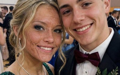 Un garçon m’a invitée à danser au bal de promo parce que personne d’autre ne voulait le faire à cause de mes cicatrices. Le lendemain, ses parents et des policiers se sont présentés à ma porte.