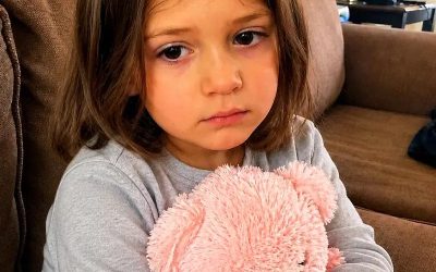 Ma petite-fille a cessé de parler après le remariage de son père, puis elle m’a tendu son ours en peluche avec un enregistrement vocal et un mot qui disait : « Écoute quand mon