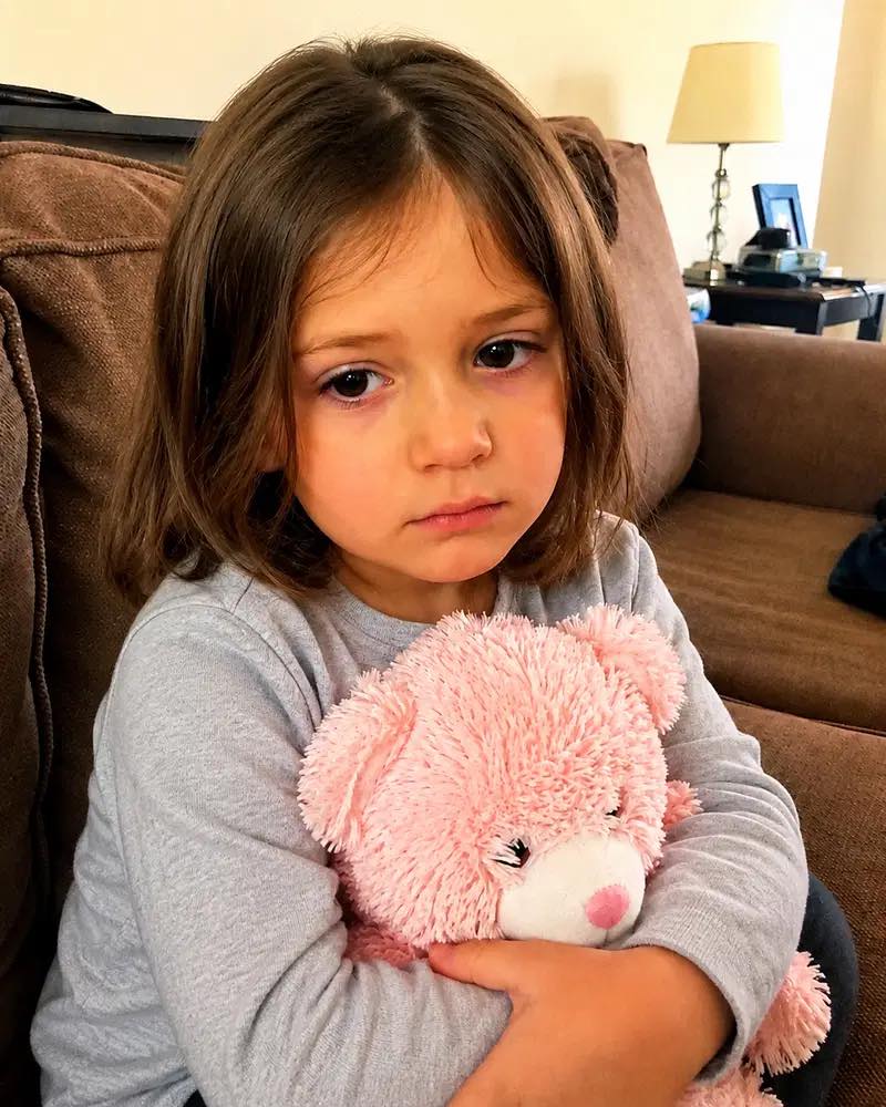 Ma petite-fille a cessé de parler après le remariage de son père, puis elle m’a tendu son ours en peluche avec un enregistrement vocal et un mot qui disait : « Écoute quand mon