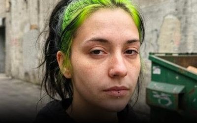 Ebony Wood, 26 ans, se retrouve au centre d’une vive controverse après la diffusion d’une vidéo devenue virale sur les réseaux sociaux. On l’y voit devant les services sociaux, affirmant percevoir plus d’argent grâce aux aides qu’en travaillant « 40 heures par semaine », tout en se présentant comme la « reine des allocations ». Ces déclarations ont suscité une forte indignation en ligne. De nombreux internautes l’ont accusée de mépris envers les travailleurs et de glorifier les abus du système d’aides sociales. À la suite de la polémique et de plusieurs signalements adressés aux autorités compétentes, Ebony Wood a ensuite publié une nouvelle vidéo dans laquelle elle affirme que ses allocations ont été suspendues. Suite dans le LIEN sur le premier commentaire ⬇️⬇️