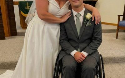 J’ai épousé un millionnaire paralysé de 20 ans dont je m’occupais pour sauver ma fille – Après le mariage, il m’a donné une enveloppe avec son nom dessus et m’a dit : « Voilà pourquoi j’avais vraiment besoin de toi. »