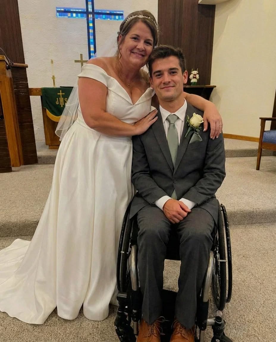 J’ai épousé un millionnaire paralysé de 20 ans dont je m’occupais pour sauver ma fille – Après le mariage, il m’a donné une enveloppe avec son nom dessus et m’a dit : « Voilà pourquoi j’avais vraiment besoin de toi. »