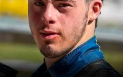 Un jeune homme de 19 ans entre dans l’histoire en devenant le premier pilote atteint du syndrome de Down à participer au karting professionnel