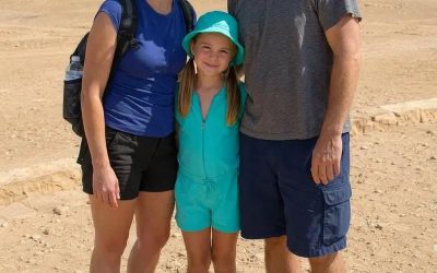 Ma fille a disparu alors que notre famille vivait en Égypte. Vingt ans plus tard, j’ai reçu une carte postale de là-bas, et les mots au dos m’ont brisé le cœur.