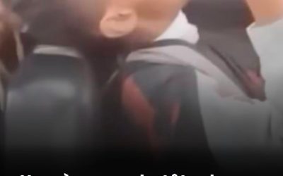 🔴 Un père rase la tête de son fils pour harcèlement d’un camarade atteint d’un cancer. Une vidéo virale a relancé le débat sur les réseaux : un père a puni son fils en le rasant chez un coiffeur après avoir appris qu’il aurait harcelé à plusieurs reprises un étudiant atteint d’un cancer. 📹✂️ Sur les images, le jeune homme pleure, crie et supplie alors que le père tient bon. L’affaire s’est produite aux États-Unis et a suscité des milliers de réactions : certains soutiennent cette mesure comme une leçon contre le harcèlement ; d’autres la voient comme une humiliation excessive. 💬 La polémique a relancé le dialogue sur la prévention du harcèlement scolaire et le rôle des familles et des institutions. 🏫 Que pensez-vous de cette situation ?