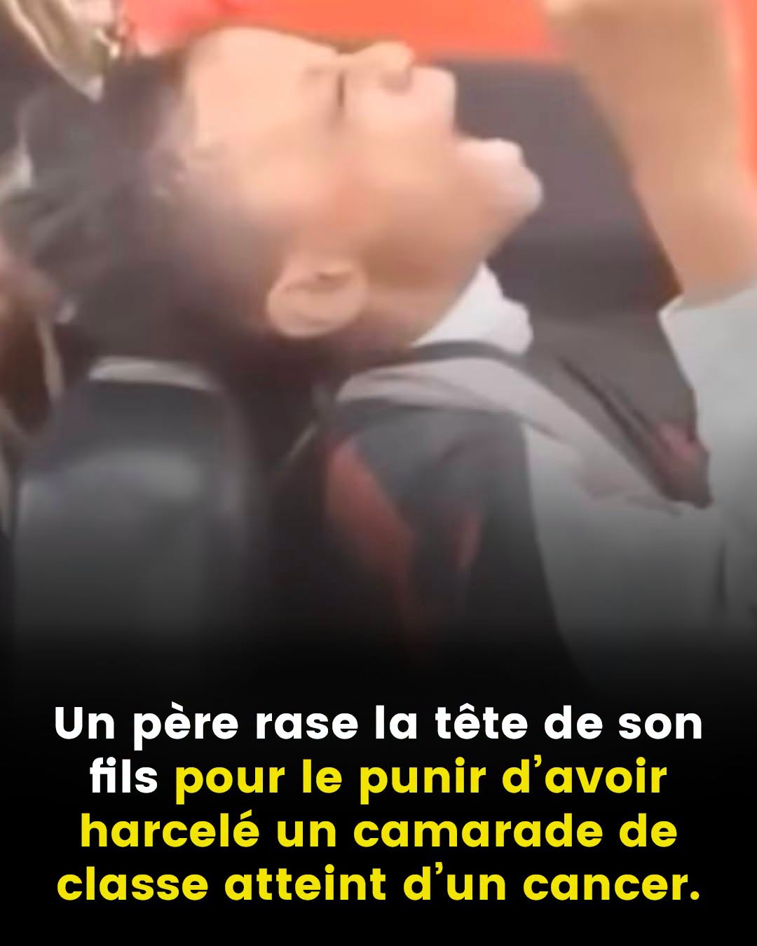 🔴 Un père rase la tête de son fils pour harcèlement d’un camarade atteint d’un cancer. Une vidéo virale a relancé le débat sur les réseaux : un père a puni son fils en le rasant chez un coiffeur après avoir appris qu’il aurait harcelé à plusieurs reprises un étudiant atteint d’un cancer. 📹✂️ Sur les images, le jeune homme pleure, crie et supplie alors que le père tient bon. L’affaire s’est produite aux États-Unis et a suscité des milliers de réactions : certains soutiennent cette mesure comme une leçon contre le harcèlement ; d’autres la voient comme une humiliation excessive. 💬 La polémique a relancé le dialogue sur la prévention du harcèlement scolaire et le rôle des familles et des institutions. 🏫 Que pensez-vous de cette situation ?
