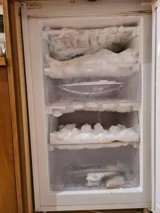 Dégivrez votre congélateur sans le couper du courant : la technique imparable pour dire adieu au givre