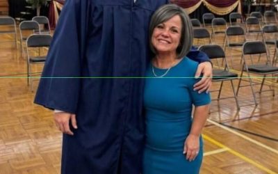 Ma mère m’a élevée seule et a toujours dit que mon père l’avait abandonnée avant ma naissance. Mais vingt-deux ans plus tard, le jour de ma remise de diplôme, il est apparu et m’a dit : « Ta mère t’a menti toute ta vie. » Ma mère n’avait que vingt ans lorsqu’elle est tombée enceinte. Elle était encore étudiante, mais elle travaillait de longues heures, étudiait le soir, payait le loyer de notre petit appartement et parvenait tant bien que mal à nous nourrir. À chaque anniversaire, elle s’efforçait de rendre cette journée spéciale. Elle préparait un gâteau, accrochait des guirlandes aux murs défraîchis et remplissait la pièce de ballons. Je n’ai jamais rencontré mon père. Je n’avais même jamais vu une photo de lui. Chaque fois que je posais la question, ma mère me répondait simplement qu’il était parti avant ma naissance. C’était la seule vérité que je connaissais. Le jour de la remise des diplômes, ma mère était au milieu de la foule, me regardant recevoir mon diplôme, les larmes aux yeux. Après la cérémonie, nous avons pris des photos ensemble, riant et souriant comme si tout était parfait. Puis, j’ai remarqué un homme debout près de moi, qui m’observait. Un coin. Au début, je l’ai ignoré. Mais il s’est approché de nous. Il m’a touché l’épaule et a souri. Ma mère a pâli. Et à cet instant, j’ai su exactement qui il était. Mon père biologique. Je me suis figé. Il s’est raclé la gorge et a dit : « Mon fils, je te cherche depuis des années. Je suis ton père. » Ma mère est restée immobile. Il l’a regardée, puis m’a regardé. « Ta mère t’a menti toute ta vie. Si tu veux savoir ce qui s’est vraiment passé il y a vingt-deux ans, tu dois m’écouter. » J’ai senti une oppression thoracique. Les larmes ont envahi les yeux de ma mère qui s’est écriée : « Non, arrêtez ! Vous ne pouvez pas dire ça à notre fils ! » L’histoire complète est dans le premier commentaire 👇