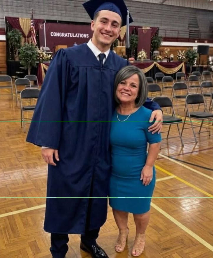 Ma mère m’a élevée seule et a toujours dit que mon père l’avait abandonnée avant ma naissance. Mais vingt-deux ans plus tard, le jour de ma remise de diplôme, il est apparu et m’a dit : « Ta mère t’a menti toute ta vie. » Ma mère n’avait que vingt ans lorsqu’elle est tombée enceinte. Elle était encore étudiante, mais elle travaillait de longues heures, étudiait le soir, payait le loyer de notre petit appartement et parvenait tant bien que mal à nous nourrir. À chaque anniversaire, elle s’efforçait de rendre cette journée spéciale. Elle préparait un gâteau, accrochait des guirlandes aux murs défraîchis et remplissait la pièce de ballons. Je n’ai jamais rencontré mon père. Je n’avais même jamais vu une photo de lui. Chaque fois que je posais la question, ma mère me répondait simplement qu’il était parti avant ma naissance. C’était la seule vérité que je connaissais. Le jour de la remise des diplômes, ma mère était au milieu de la foule, me regardant recevoir mon diplôme, les larmes aux yeux. Après la cérémonie, nous avons pris des photos ensemble, riant et souriant comme si tout était parfait. Puis, j’ai remarqué un homme debout près de moi, qui m’observait. Un coin. Au début, je l’ai ignoré. Mais il s’est approché de nous. Il m’a touché l’épaule et a souri. Ma mère a pâli. Et à cet instant, j’ai su exactement qui il était. Mon père biologique. Je me suis figé. Il s’est raclé la gorge et a dit : « Mon fils, je te cherche depuis des années. Je suis ton père. » Ma mère est restée immobile. Il l’a regardée, puis m’a regardé. « Ta mère t’a menti toute ta vie. Si tu veux savoir ce qui s’est vraiment passé il y a vingt-deux ans, tu dois m’écouter. » J’ai senti une oppression thoracique. Les larmes ont envahi les yeux de ma mère qui s’est écriée : « Non, arrêtez ! Vous ne pouvez pas dire ça à notre fils ! » L’histoire complète est dans le premier commentaire 👇