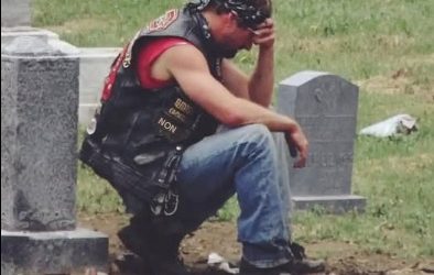 Le motard qui venait se recueillir sur la tombe de ma femme chaque semaine… jusqu’au jour où j’ai découvert pourquoi.