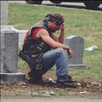 Le motard qui venait se recueillir sur la tombe de ma femme chaque semaine… jusqu’au jour où j’ai découvert pourquoi.