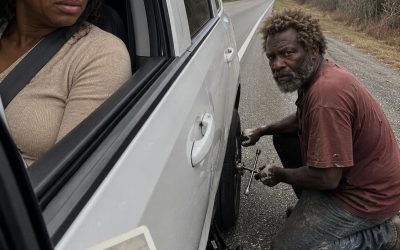 Un sans-abri m’a aidé à changer un pneu crevé sur la Route 9, là où mon fils a disparu il y a 20 ans – ce qu’il a laissé sur mon siège passager m’a fait tomber à genoux