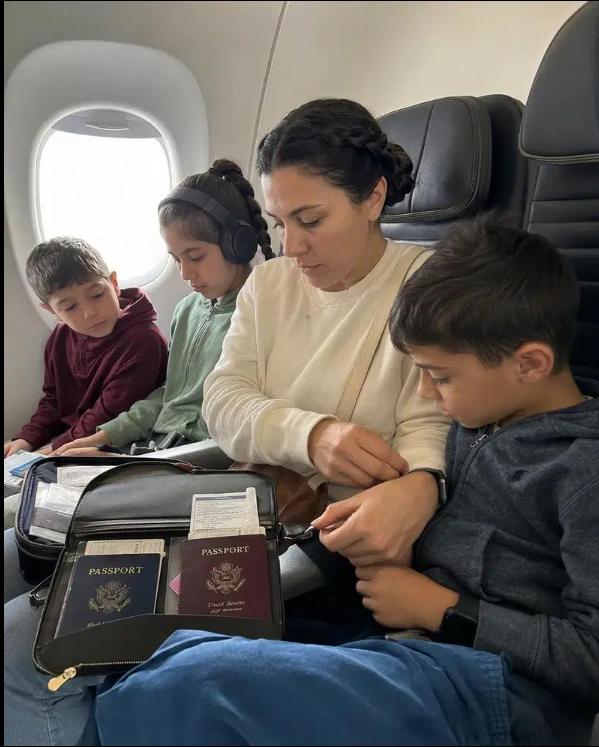 Dix minutes après la finalisation de mon divorce, je suis partie en avion avec mes enfants tandis que la famille de mon ex célébrait l’échographie de sa maîtresse, ignorant que son avenir et ses finances allaient s’effondrer avant la fin du rendez-vous.