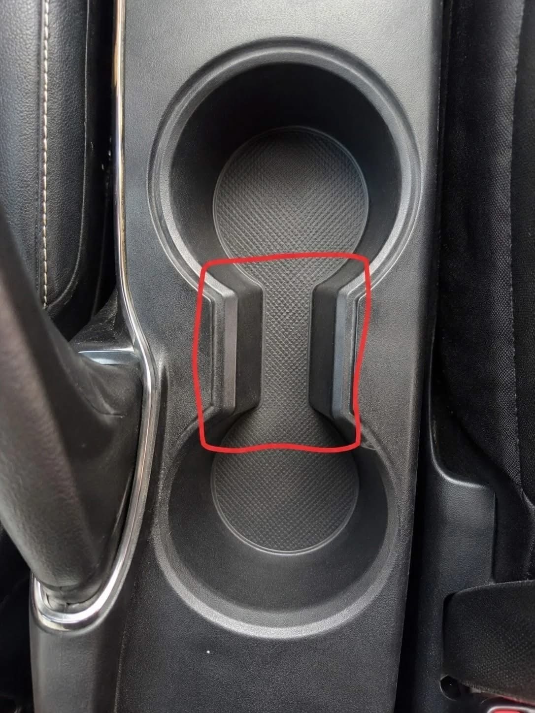 À quoi sert cet étrange espace entre les porte-gobelets de voiture ?….