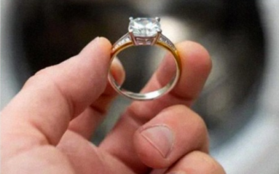 J’ai trouvé une bague en diamant dans une machine à laver que j’avais achetée dans une friperie ; quand je l’ai rapportée, dix voitures de police se sont arrêtées devant chez moi.