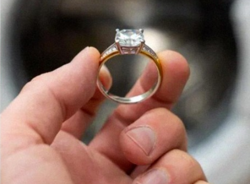 J’ai trouvé une bague en diamant dans une machine à laver que j’avais achetée dans une friperie ; quand je l’ai rapportée, dix voitures de police se sont arrêtées devant chez moi.