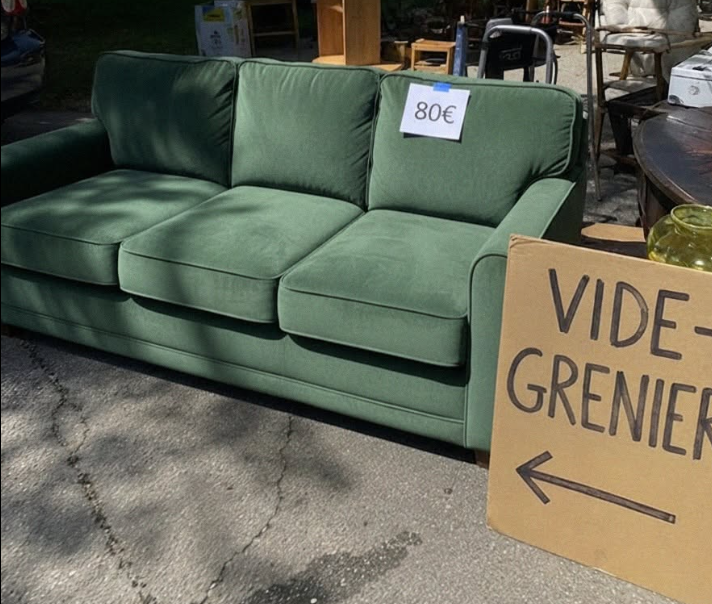 J’ai acheté un vieux canapé dans un vide-grenier – Trois jours plus tard, quelqu’un a tenté de s’introduire chez moi pour le retrouver