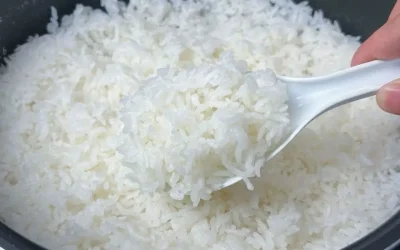 C’est une grosse erreur de n’utiliser que de l’eau pour cuire le riz… Essayez plutôt cette astuce de chef !