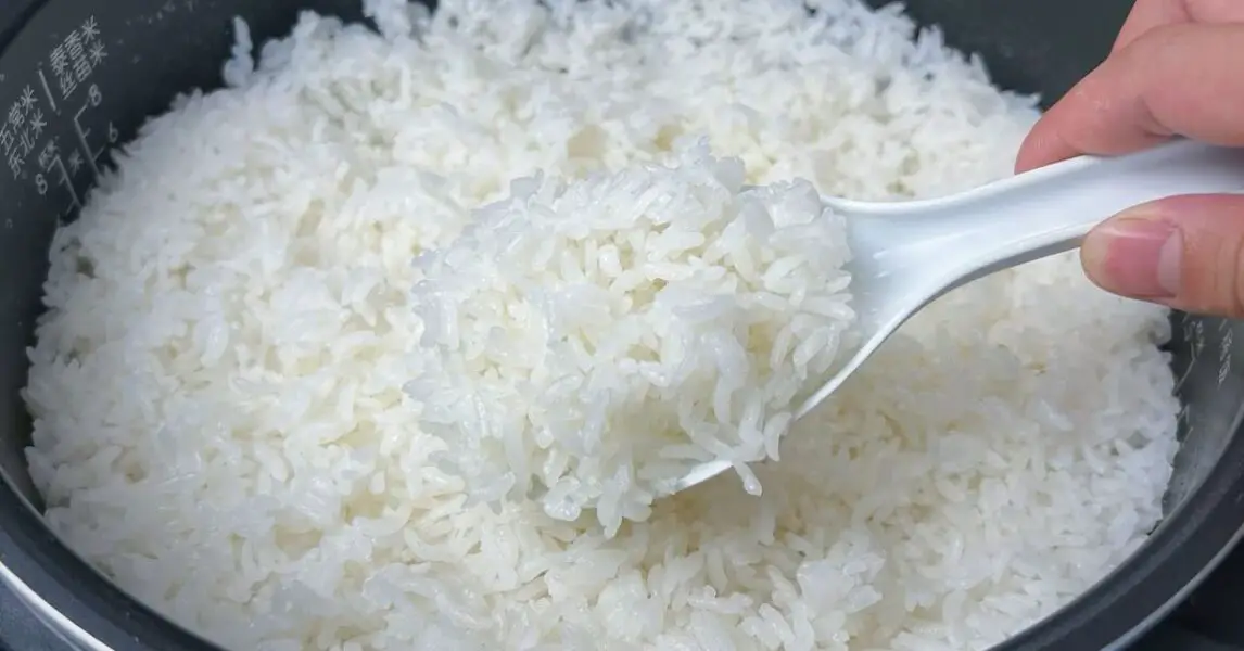 C’est une grosse erreur de n’utiliser que de l’eau pour cuire le riz… Essayez plutôt cette astuce de chef !