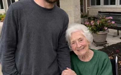 J’ai prétendu être le fils d’une femme âgée dans une maison de retraite parce que sa vraie famille m’avait payé – après son décès, le directeur a dit : « Elle vous a laissé une dernière requête. »