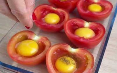 Œufs cuits dans des tomates