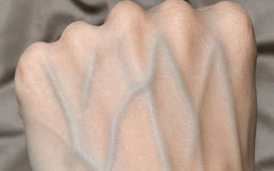 Veines apparentes sur les mains : les vraies explications et quand s’inquiéter