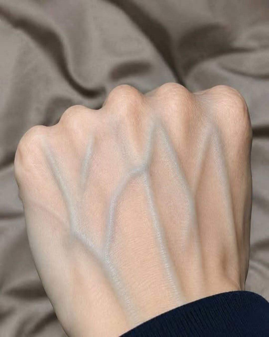 Veines apparentes sur les mains : les vraies explications et quand s’inquiéter