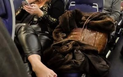 Elle refuse de libérer le siège payé : ce que la fille de 10 ans sort de son sac stupéfie tout l’avion