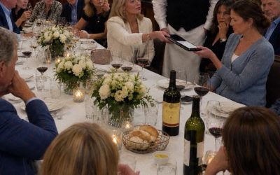 Ma belle-sœur a commandé pour 400 $ de vin le jour de son anniversaire, m’a refilé l’addition et m’a lancé : « Tu viens d’hériter de plusieurs milliers de dollars de ta mère. Tu peux en faire profiter la famille » – Ce que le serveur a fait ensuite a laissé tout le monde sans voix