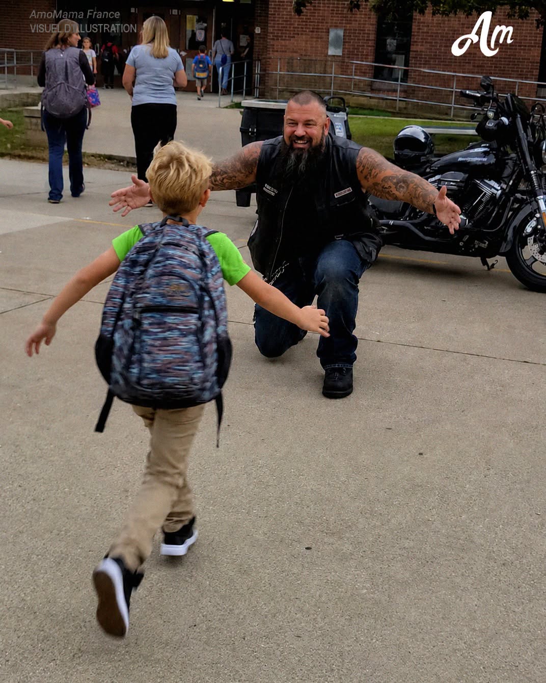 Mon fils de 7 ans s’est précipité dans les bras d’un grand motard barbu devant son école – Je me suis précipitée pour l’en éloigner, mais l’homme m’a regardée et m’a dit : « Eh bien… Je suppose que c’est comme ça que vous allez le découvrir. »