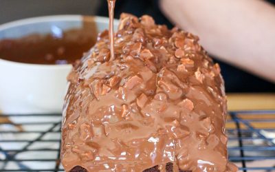 Cake intense au chocolat noir, glaçage rocher chocolat et amandes