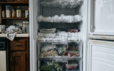 Fini la corvée du dégivrage : cette technique étonnante élimine la glace sans jamais toucher à la prise électrique