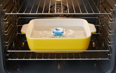 Nettoyer son four sans effort grâce à l’astuce vapeur et dosette lave-vaisselle